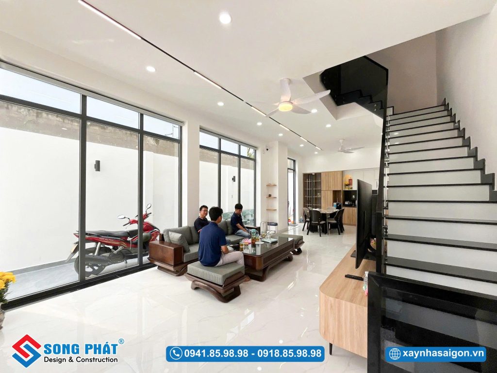 Ánh sáng tự nhiên được tận dụng trong không gian phòng khách.