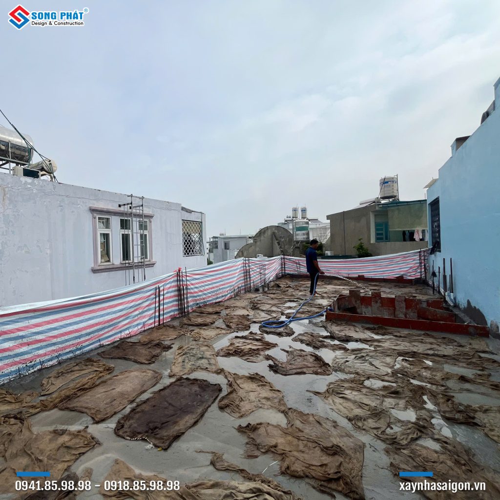 Bao che, tưới ẩm bảo dưỡng bê tông sàn