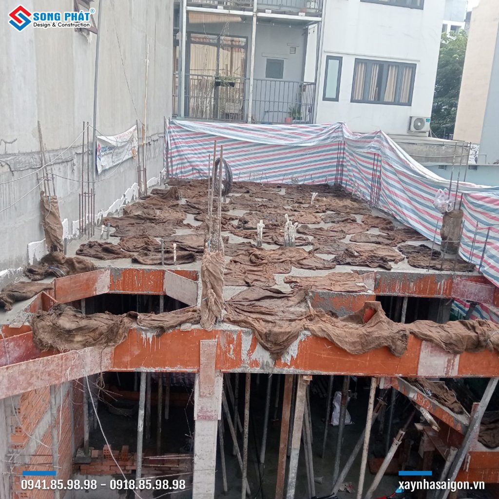 Bao che, tưới ẩm bảo dưỡng bê tông sàn