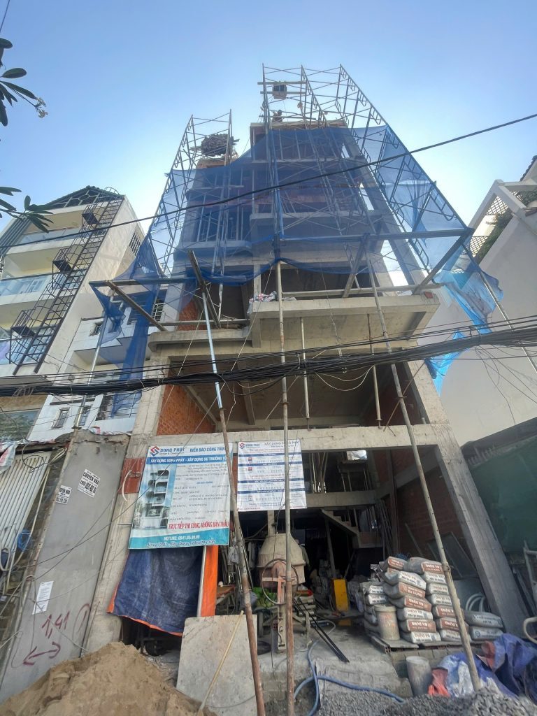 Mặt tiền nhà chị Phượng sau khi cất nóc