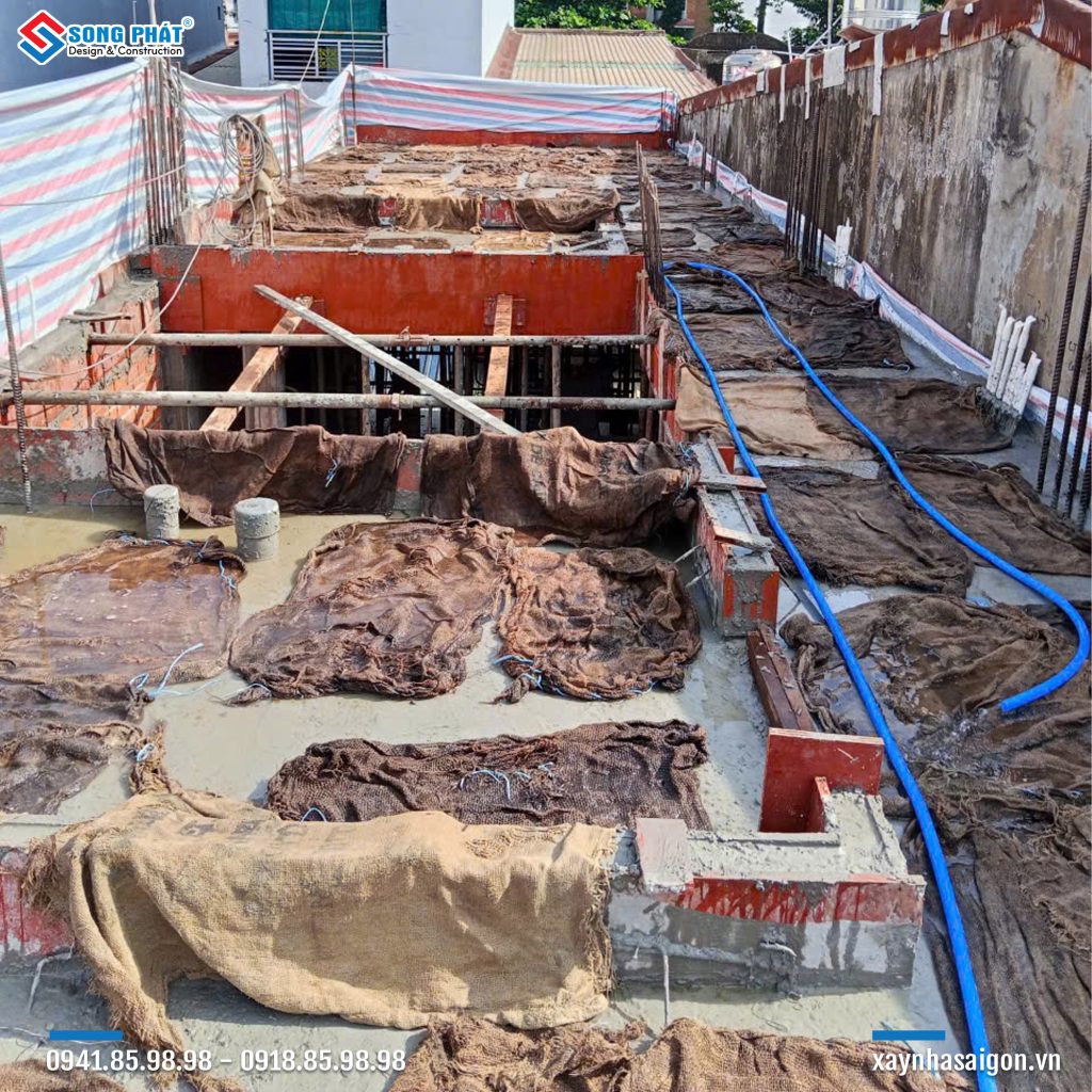 Bao che, tưới ẩm bảo dưỡng bê tông sàn