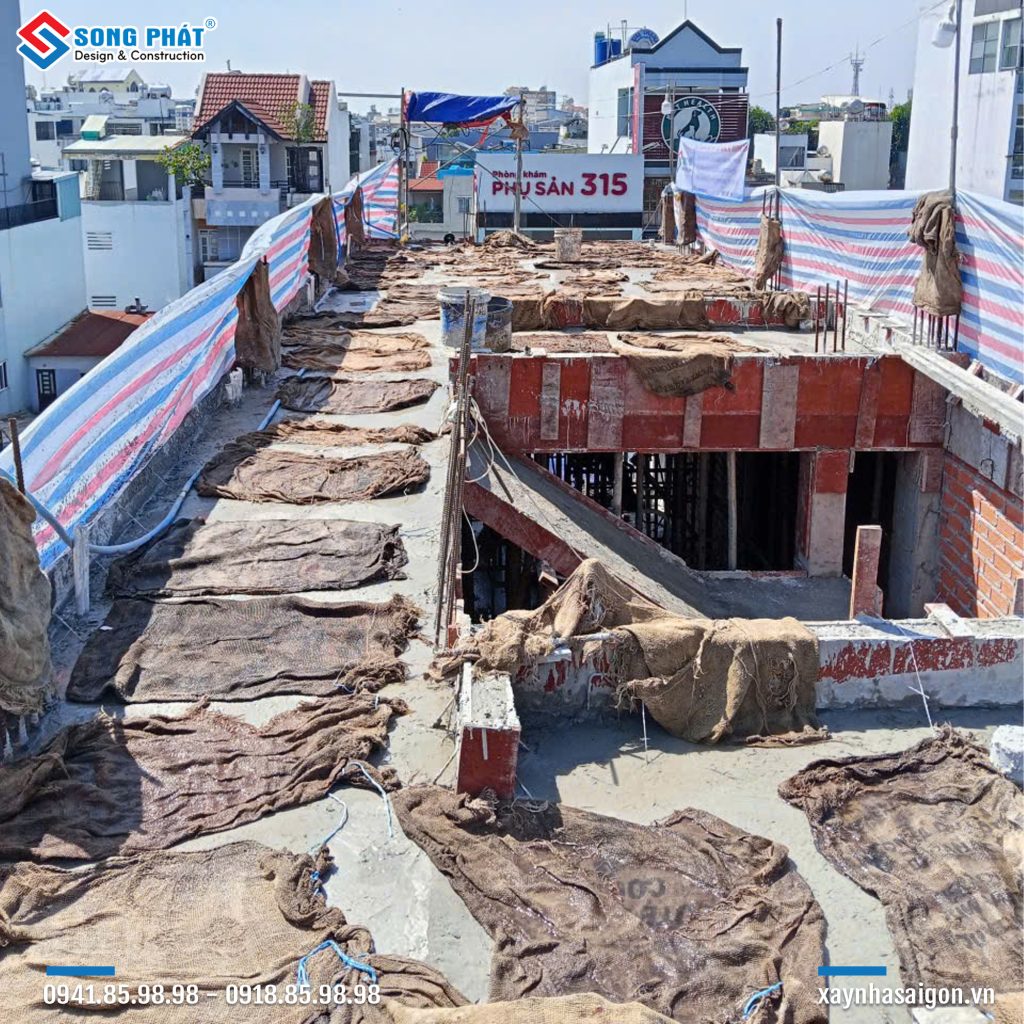 Bao che, tưới ẩm bảo dưỡng bê tông sàn