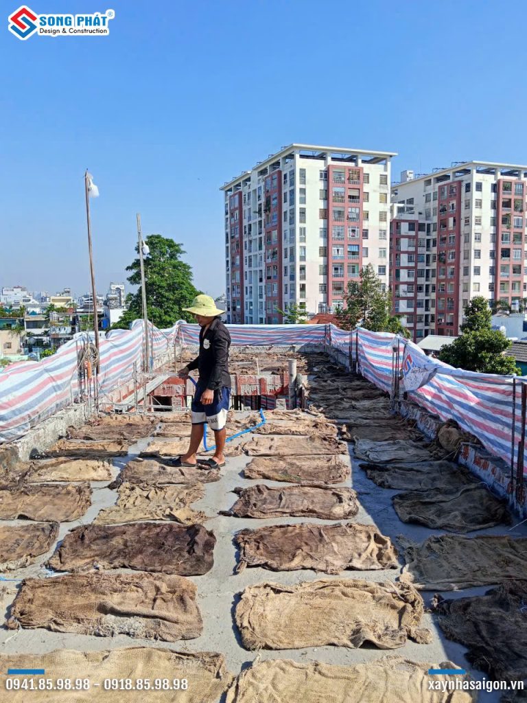 Bao che, tưới ẩm bảo dưỡng bê tông sàn
