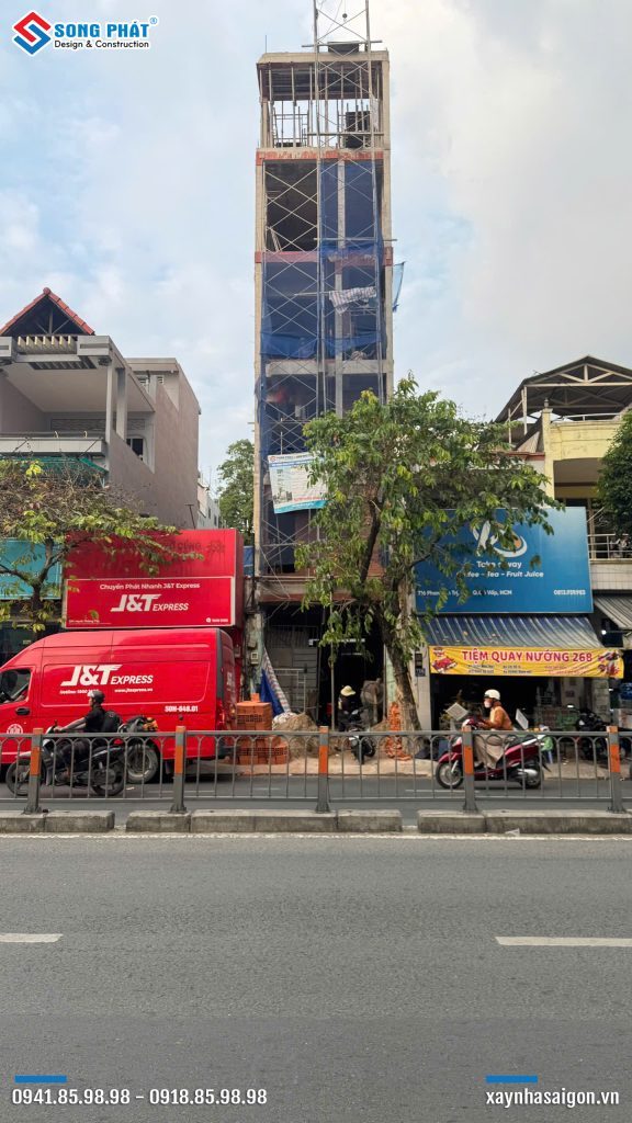 Mặt tiền nhà cô Trinh đang thi công