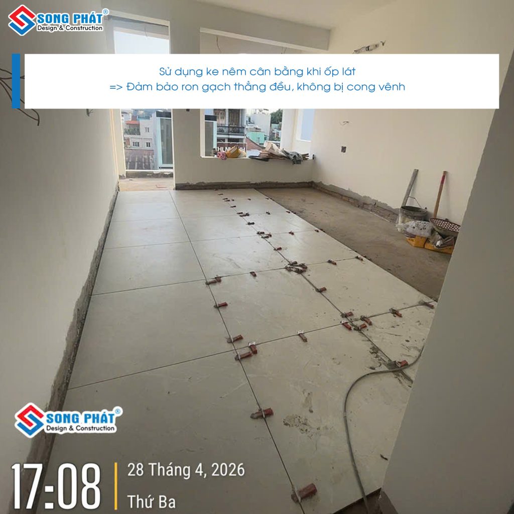 28/04 Tiến hành ốp lát phòng ngủ