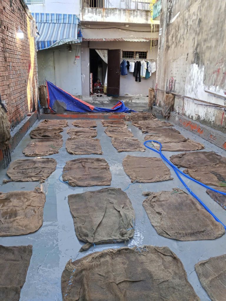 Bao che, tưới ẩm, bảo dưỡng bê tông sàn