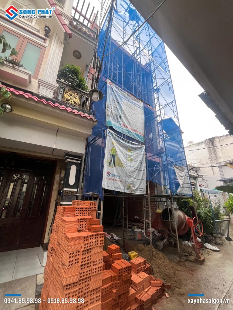 Mặt tiền ngôi nhà đang thi công