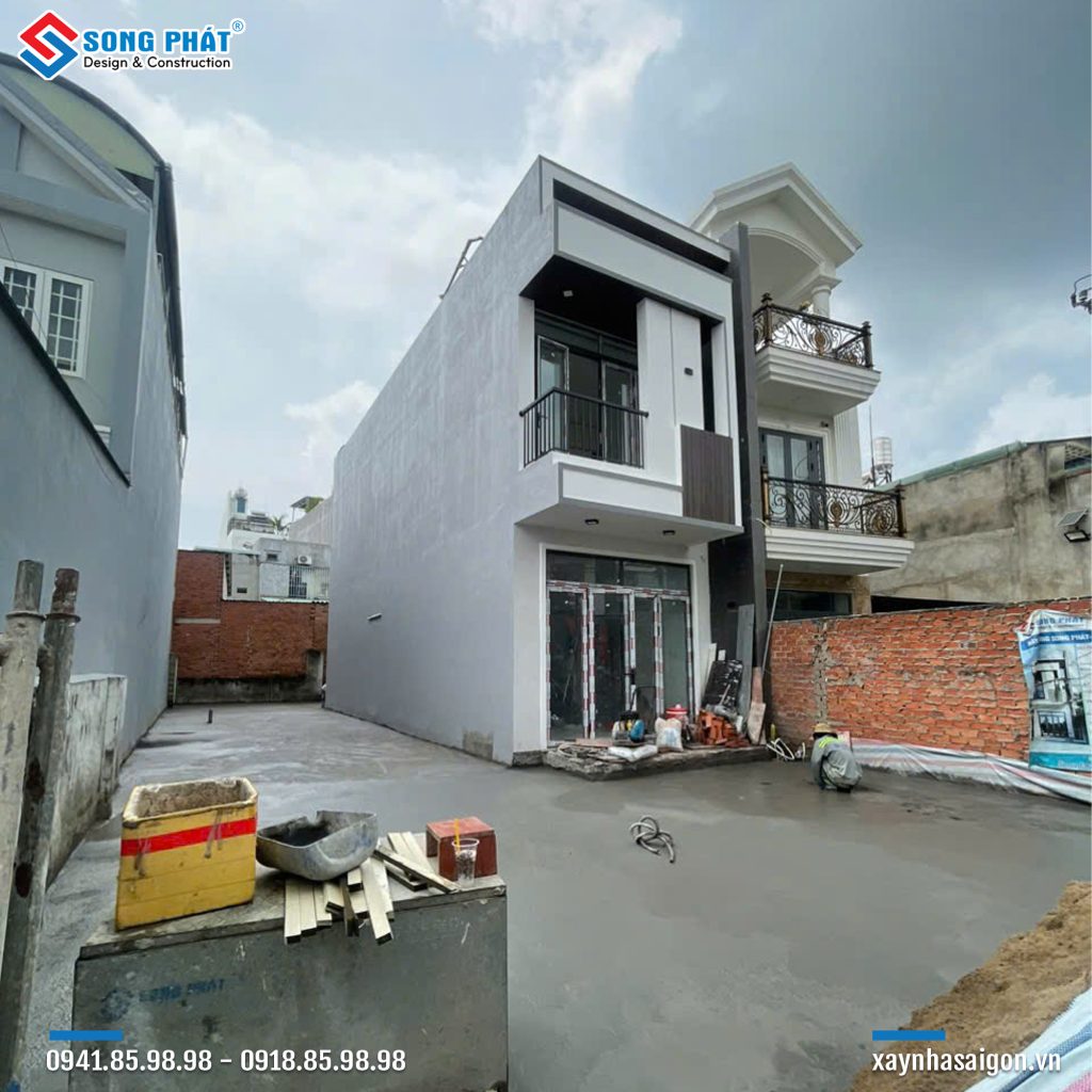 16/08 Cán nền sân 