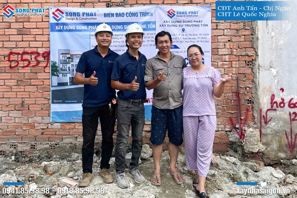 Chủ đầu tư anh Tấn - Chị Ngân trong buổi lễ khởi công công trình 