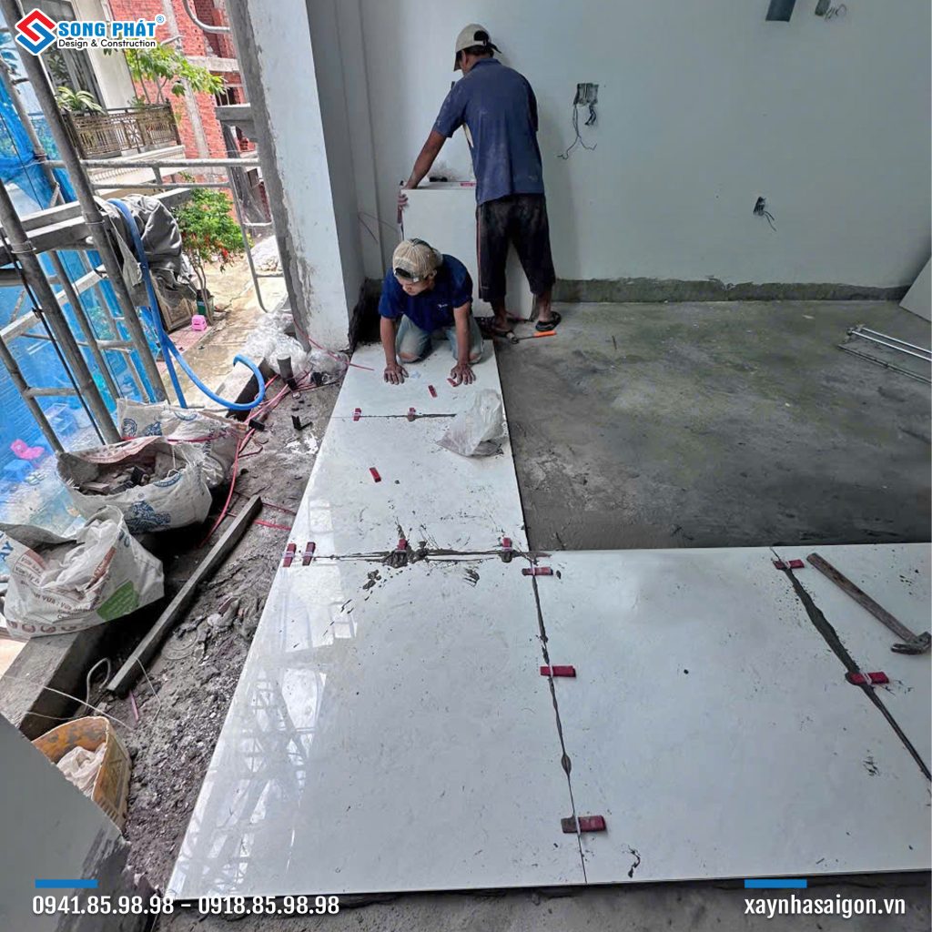 18/08 Ốp gạch lầu 1 