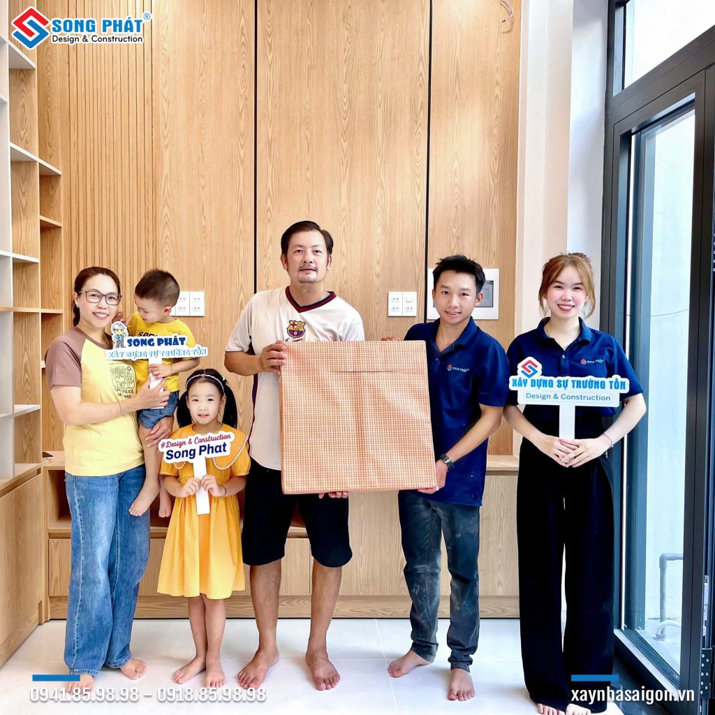 Đội ngũ Song Phát bàn giao nhà cho gia đình chị Gấm 