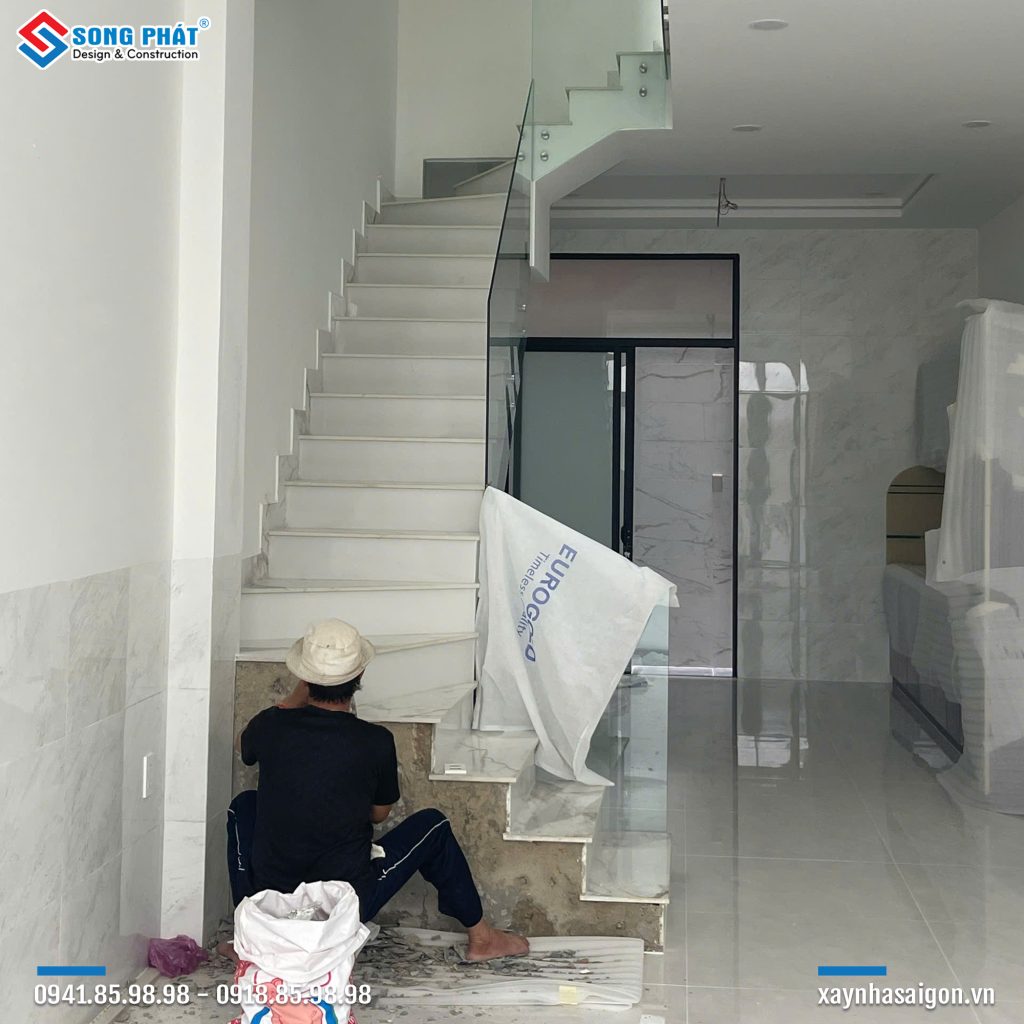 05/09 Thi công đá mặt dựng cầu thang 