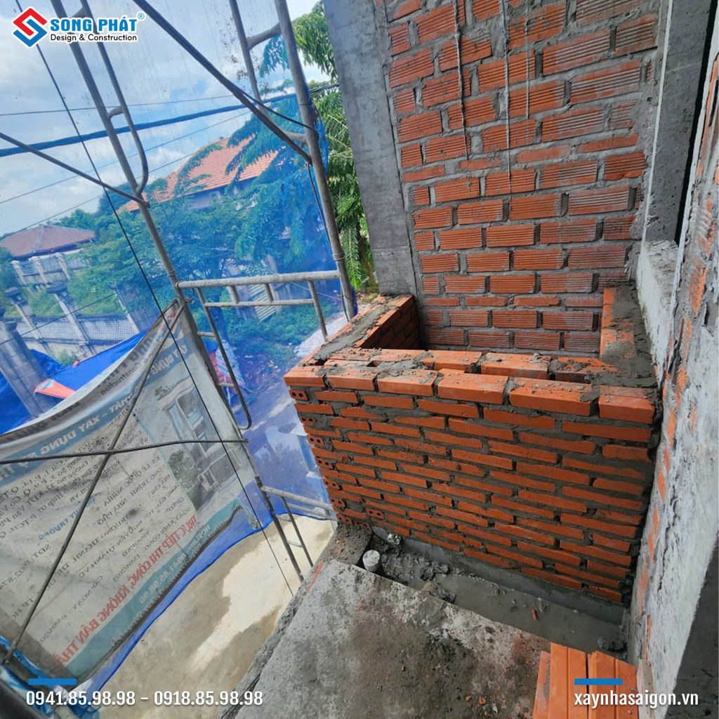 18/08 Xây bồn hoa lầu 2