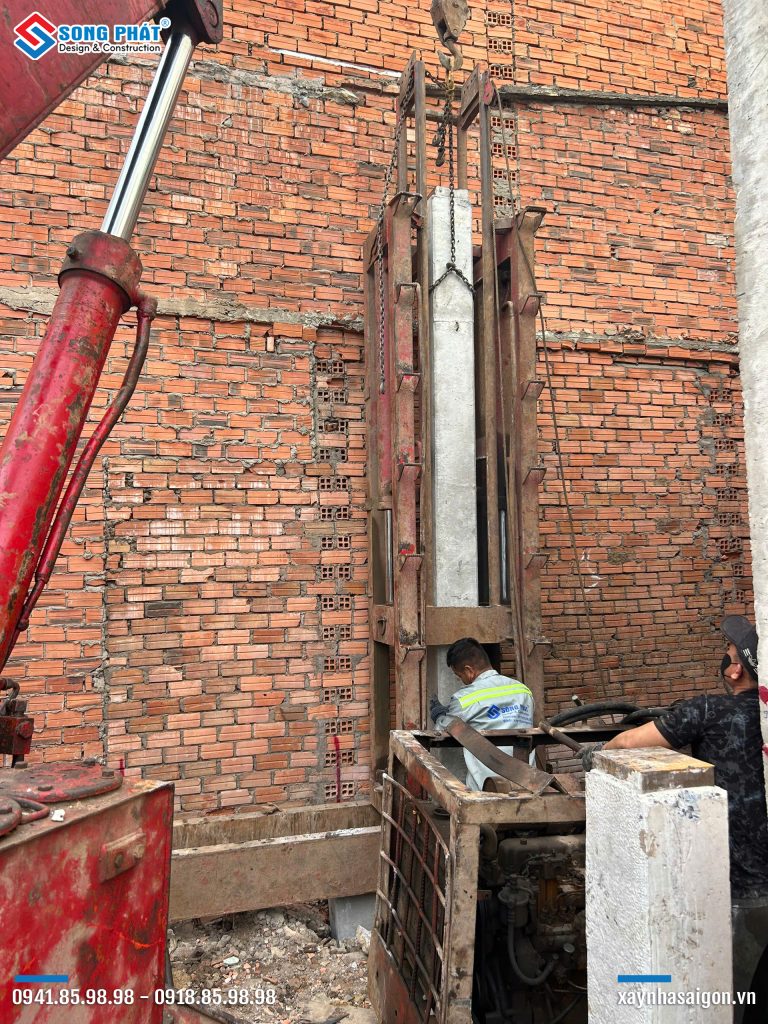 08/10 Tiến hành ép cọc cho toàn bộ công trình