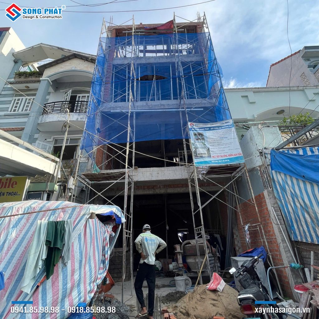 Mặt tiền ngôi nhà đang thi công