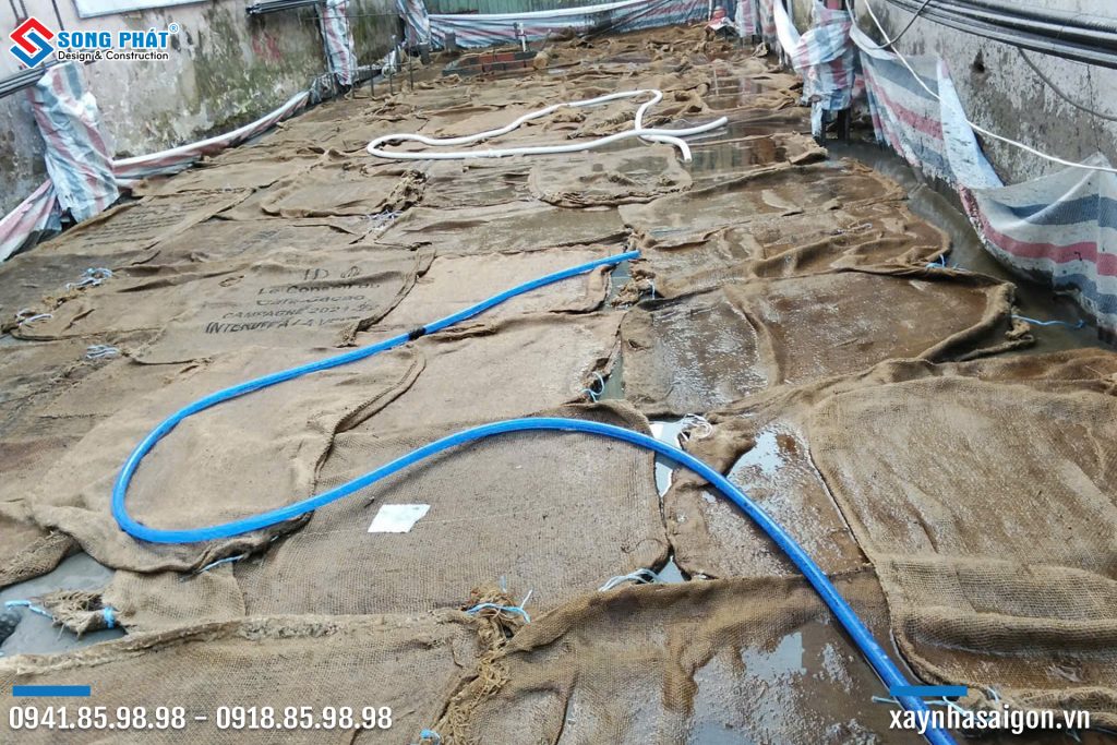 Bao che, tưới ẩm bảo dưỡng bê tông sàn 