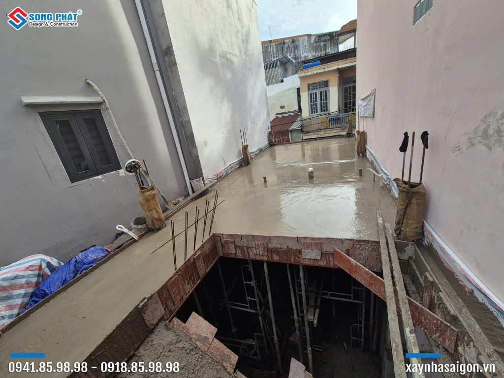 03/11 Đổ bê tông sàn lầu 1