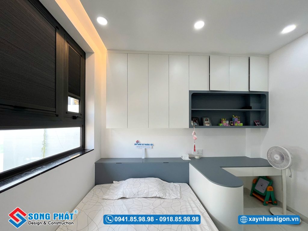 Phòng ngủ phía trước lầu 2 với tone nội thất trắng xanh