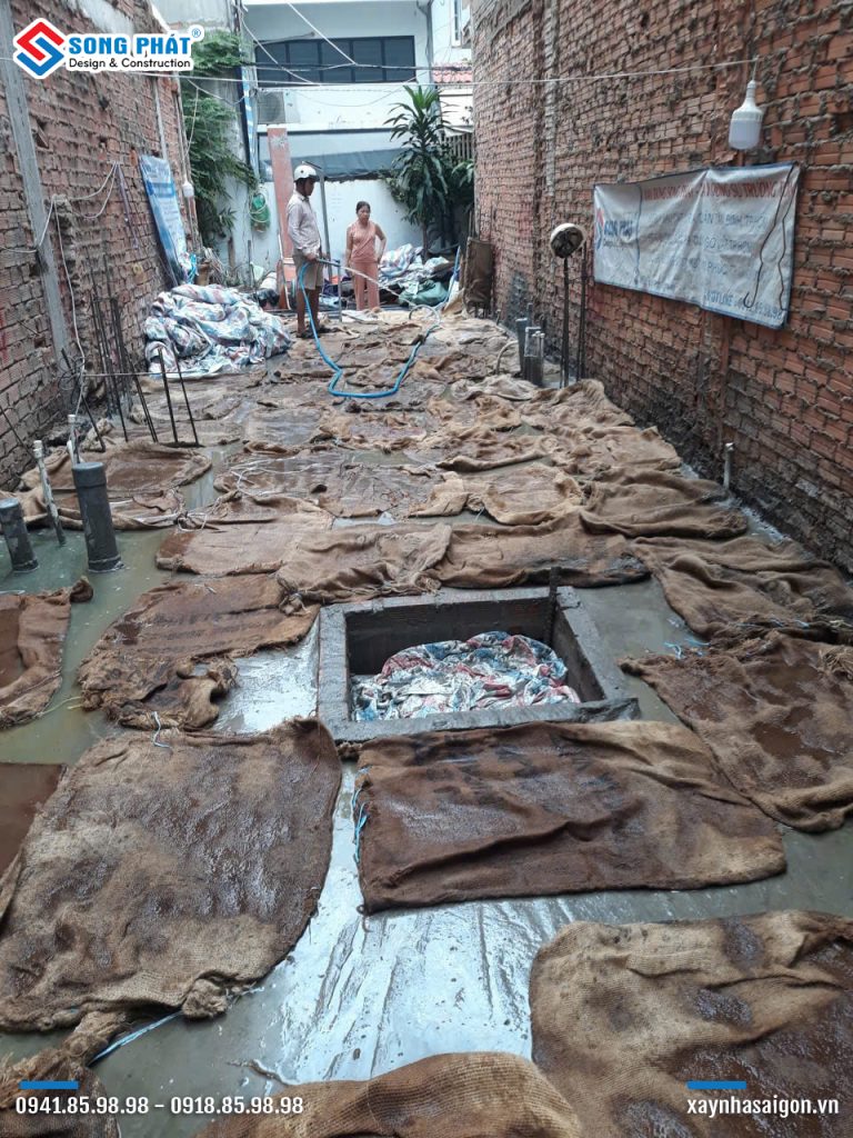 Bao che, tưới ẩm bảo dưỡng bê tông sàn 