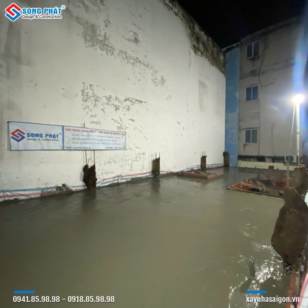 Đổ bê tông sàn lầu 1