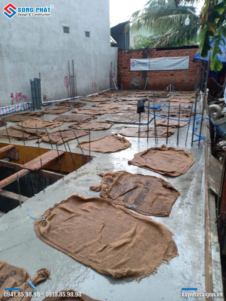 Bao che, tưới ẩm bảo dưỡng bê tông sàn 