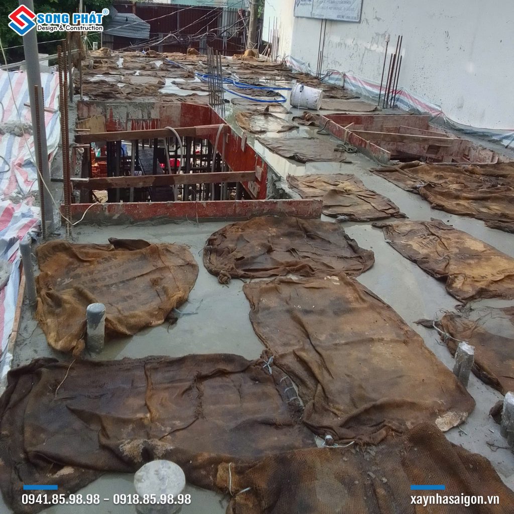 Bao che, tưới ẩm bảo dưỡng bê tông sàn 