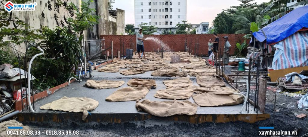 Bao che, tưới ẩm bảo dưỡng bê tông sàn 