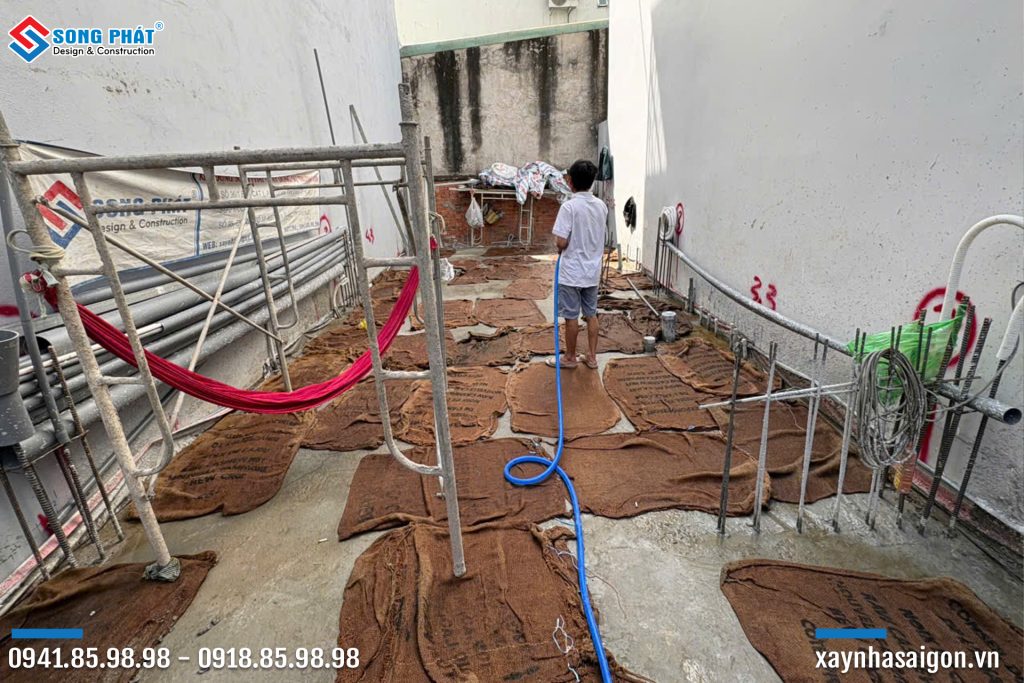 Bao che, tưới ẩm bảo dưỡng bê tông sàn 