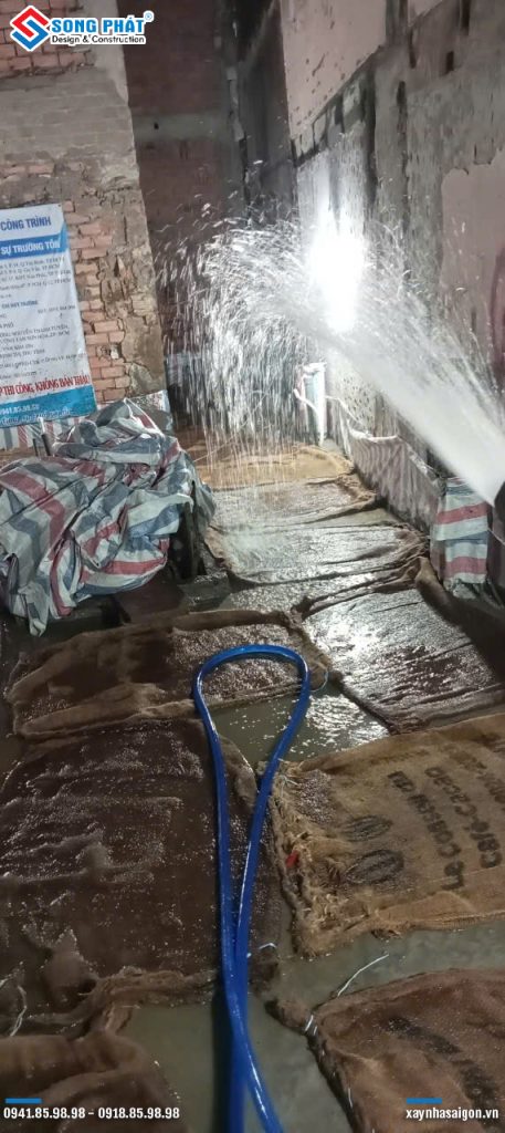 Bao che, tưới ẩm bảo dưỡng bê tông sàn 