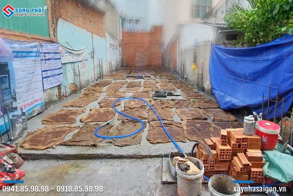 Bao che, tưới ẩm bảo dưỡng bê tông sàn 