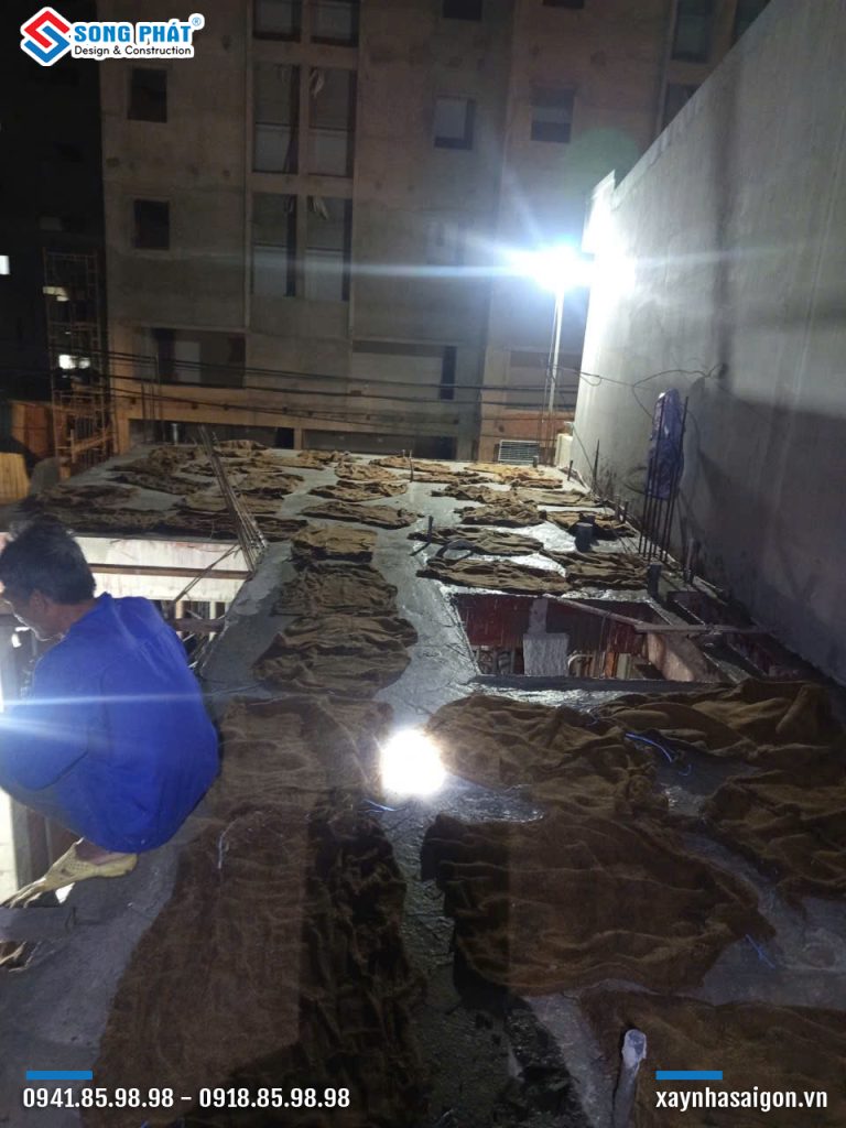 Bao che, tưới ẩm bảo dưỡng bê tông sàn 