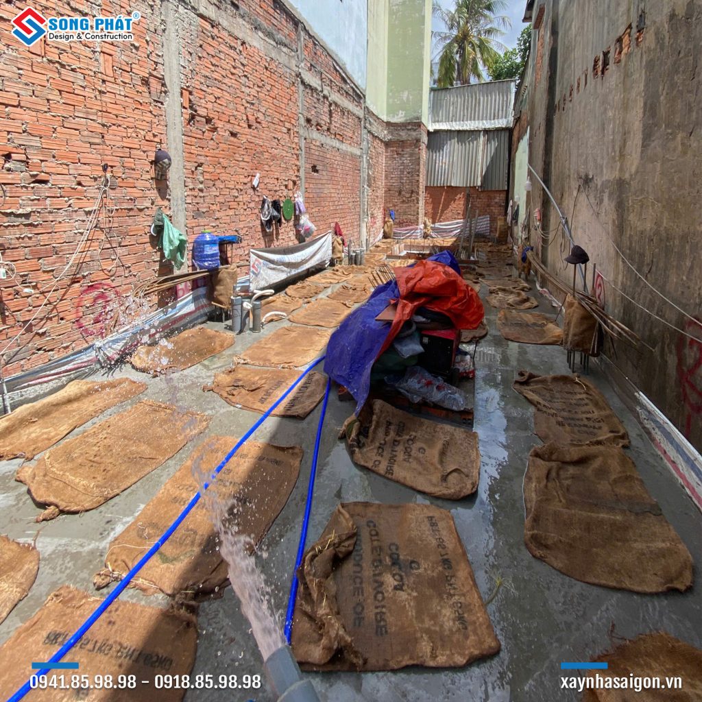 Bao che, tưới ẩm bảo dưỡng bê tông sàn 