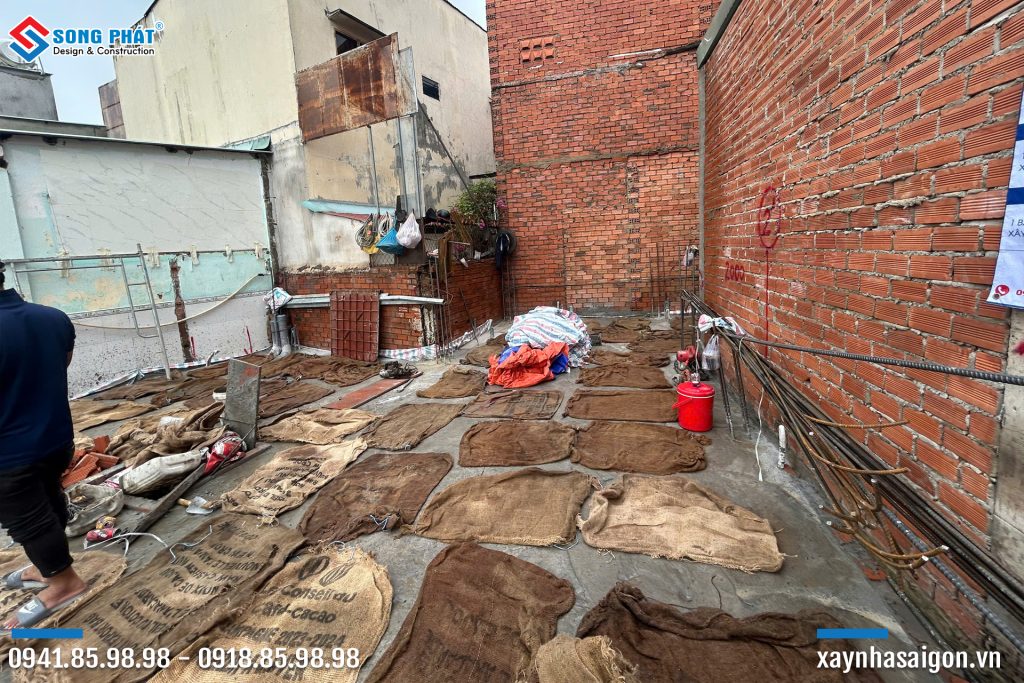 Bao che, tưới ẩm bảo dưỡng bê tông sàn 