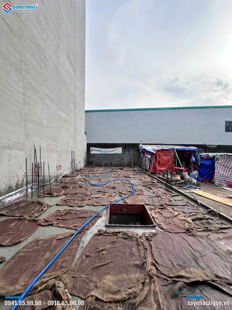 Bao che, tưới ẩm bảo dưỡng bê tông sàn 