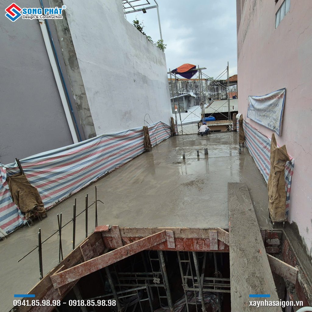 18/11 Đổ bê tông sàn lầu 2