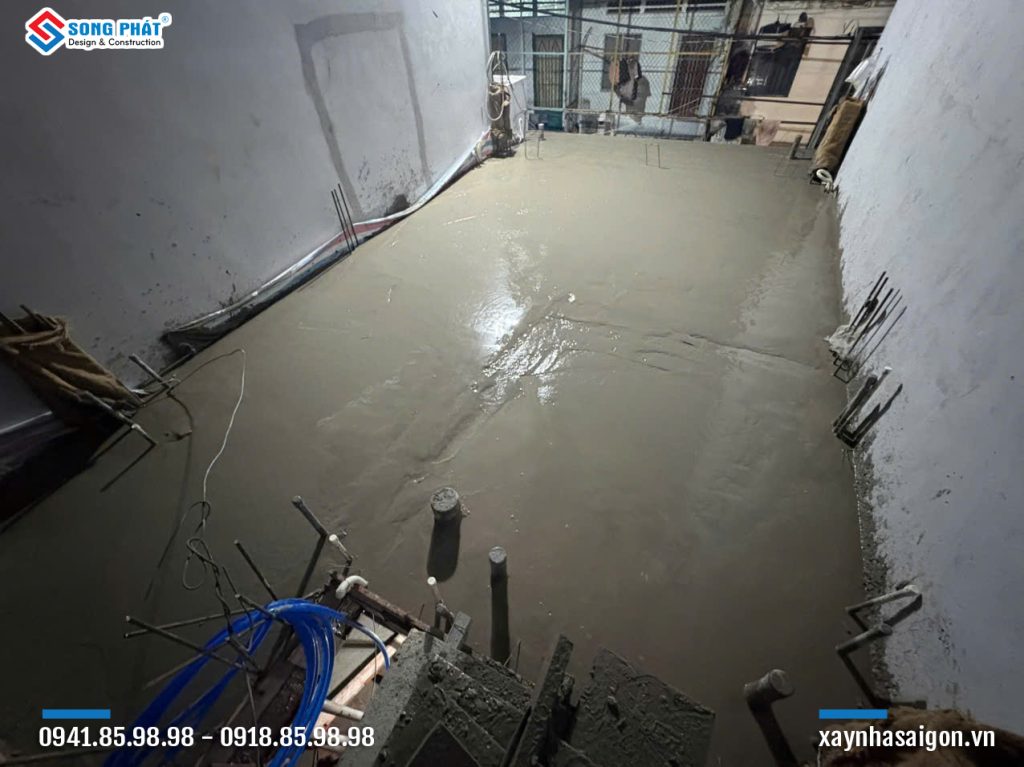 Đổ bê tông sàn lầu 1