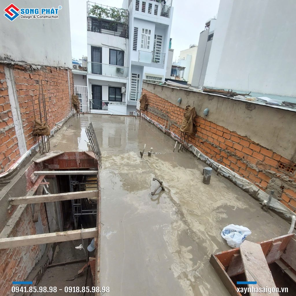 22/11 Đổ bê tông sàn lầu 1