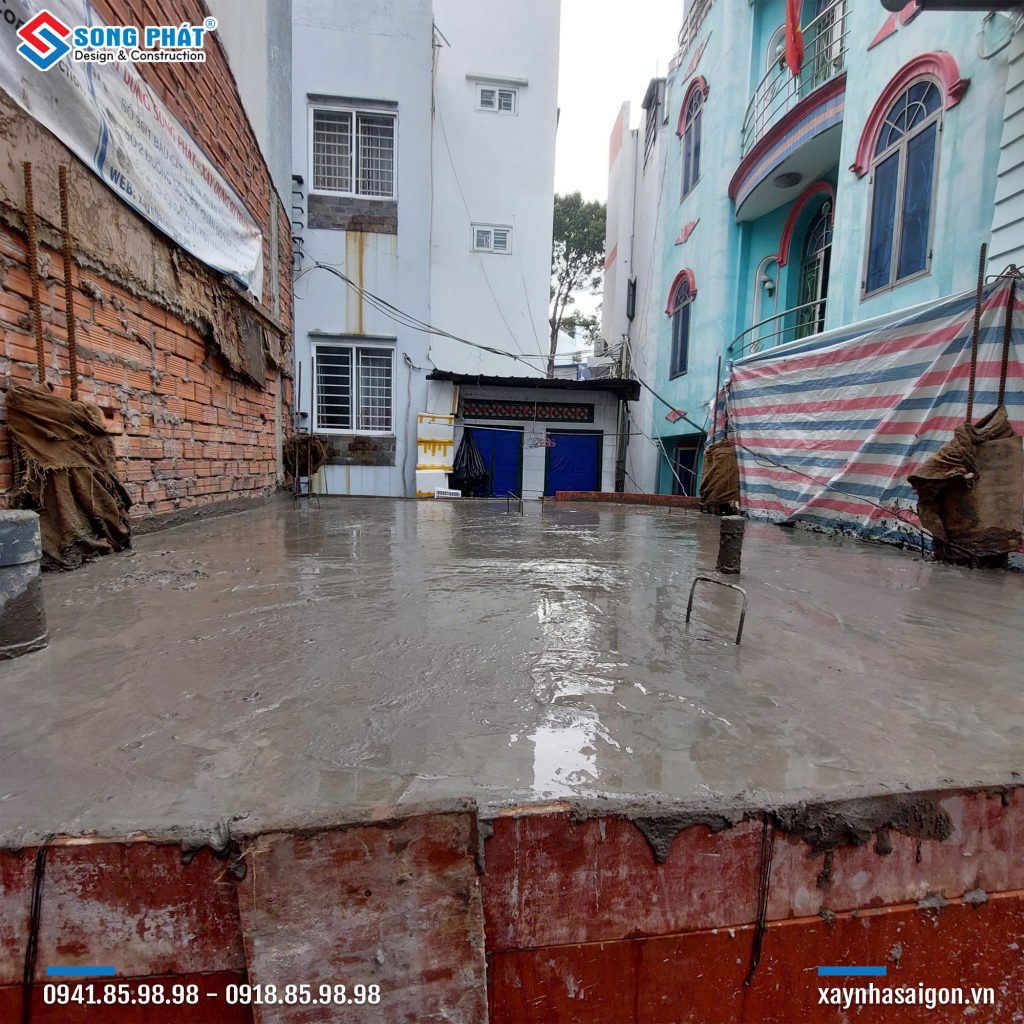 Đổ bê tông sàn lầu 1