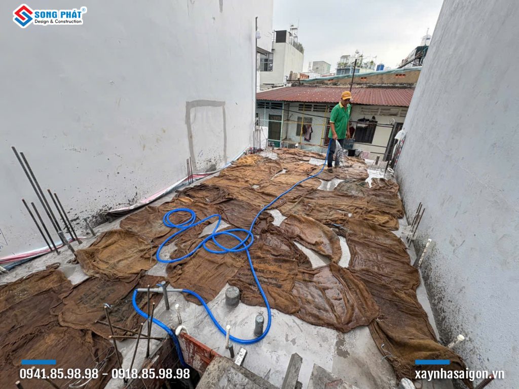 Bao che, tưới ẩm bảo dưỡng bê tông sàn 