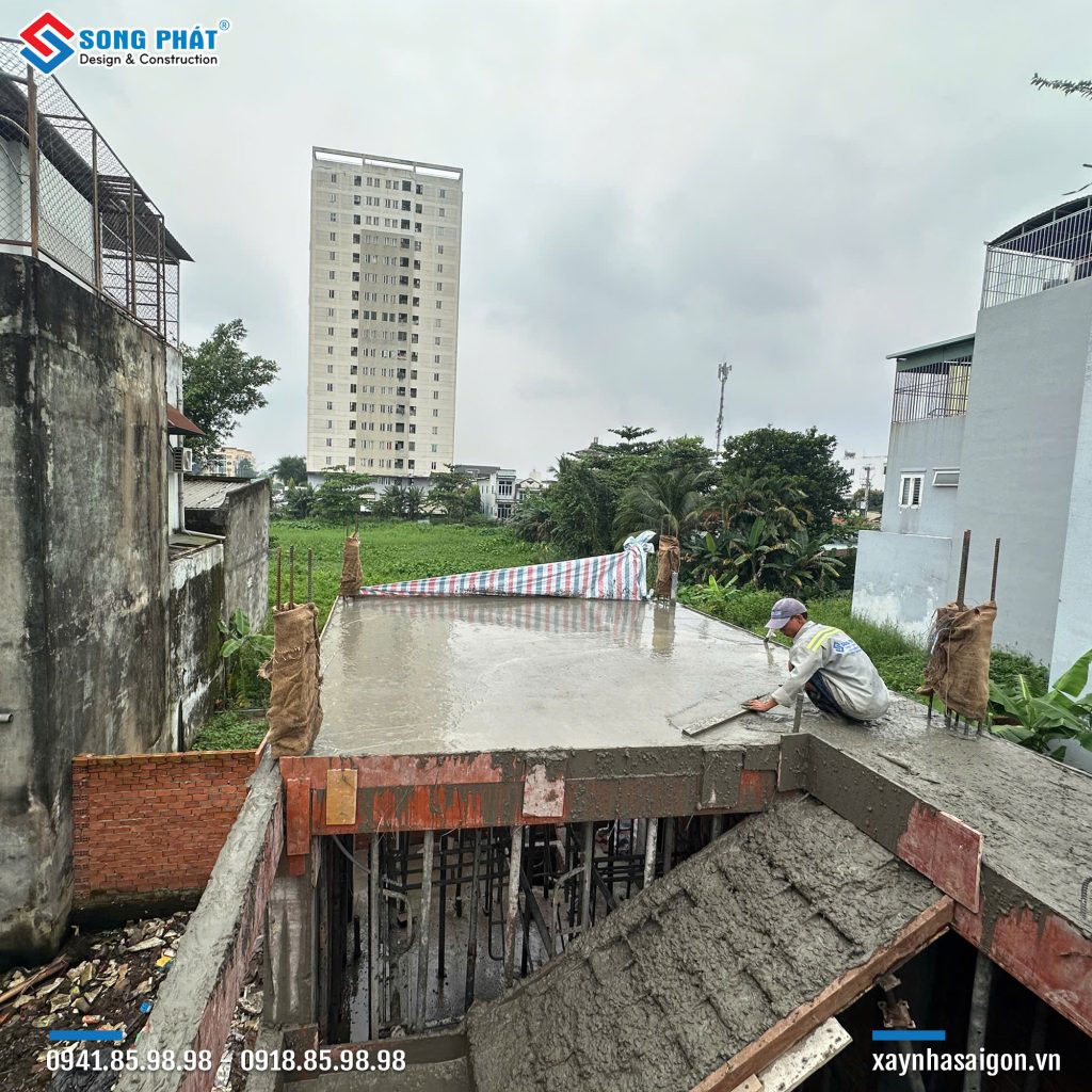 Đổ bê tông sàn lầu 1