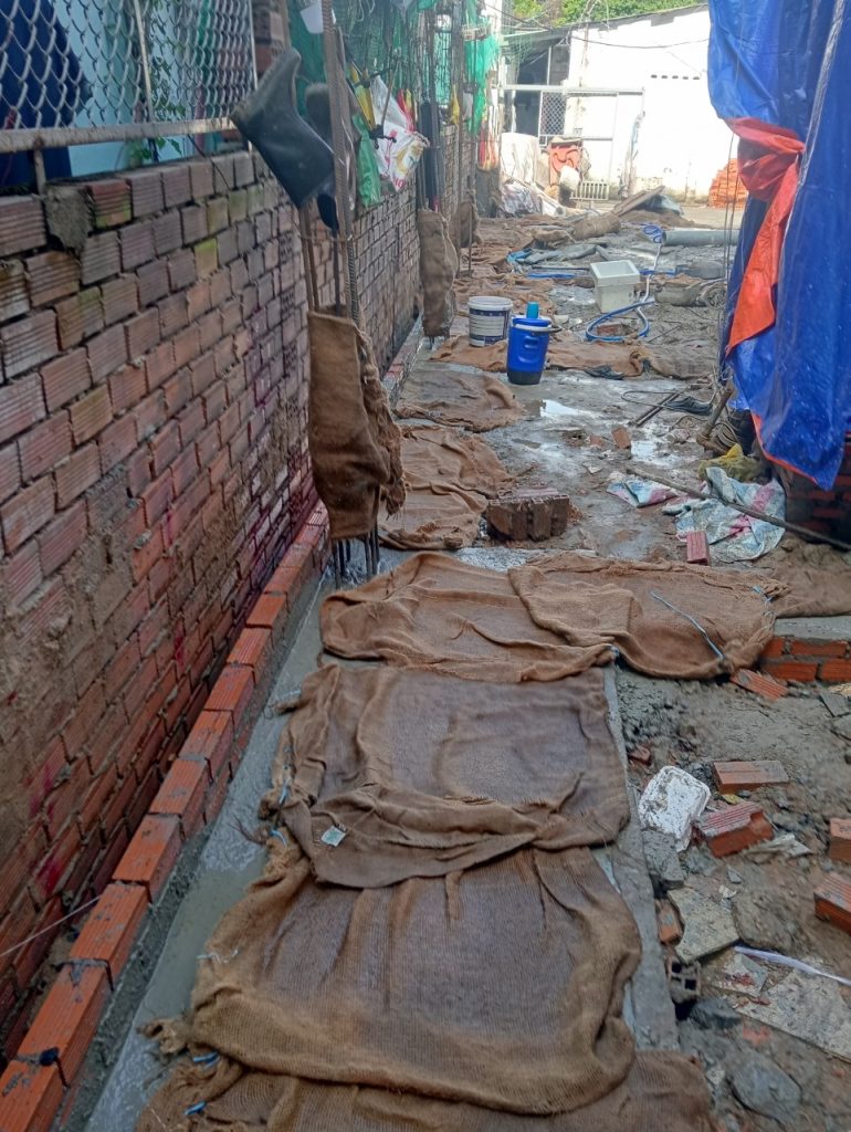 Bao che, tưới ẩm bảo dưỡng bê tông sàn 