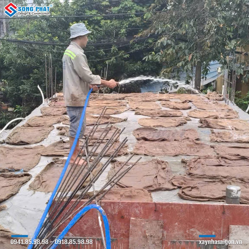 Bao che, tưới ẩm bảo dưỡng bê tông sàn 