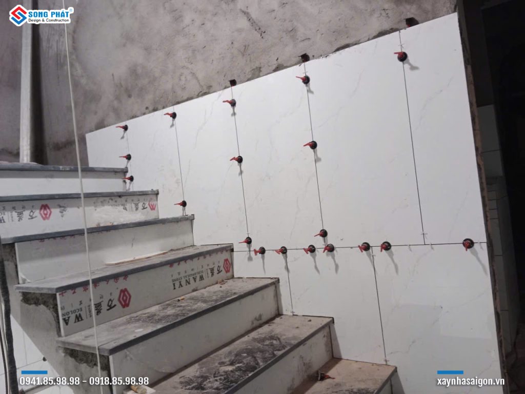 19/11 Ốp gạch tường cầu thang bộ