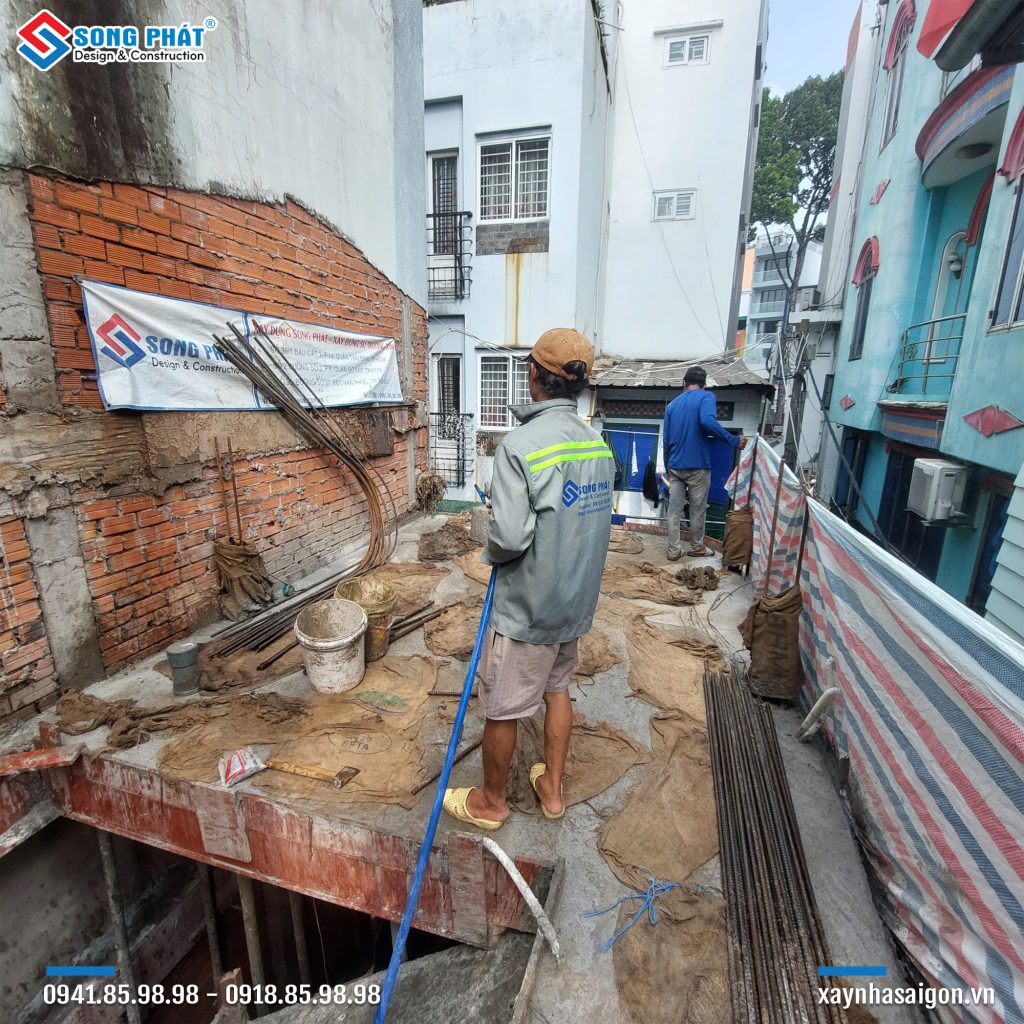 Bao che, tưới ẩm bảo dưỡng bê tông sàn 