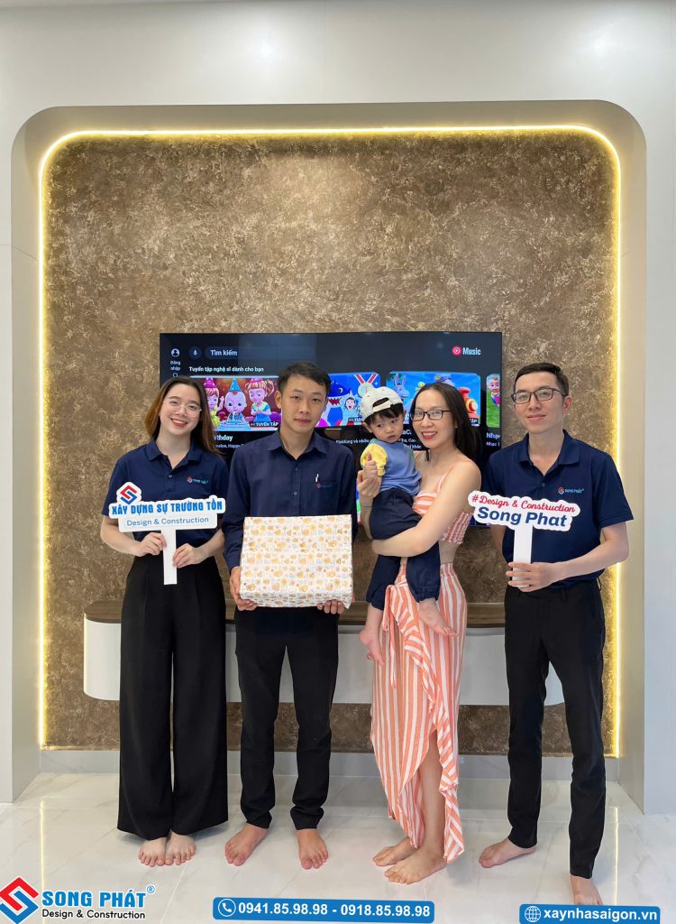 Đội ngũ Song Phát đến bàn giao nhà cho gia đình chị Nhi