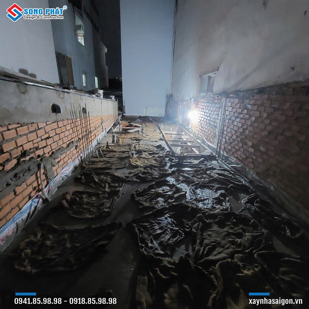 Bao che, tưới ẩm bảo dưỡng bê tông sàn 