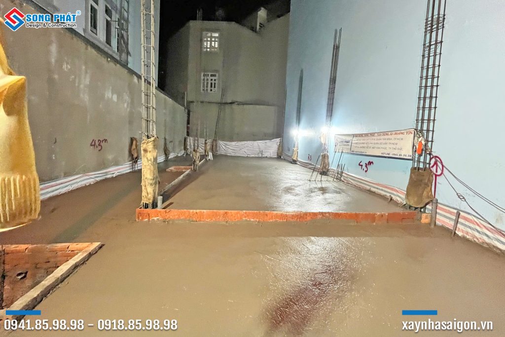 Tiến hành đổ bê tông sàn trệt 