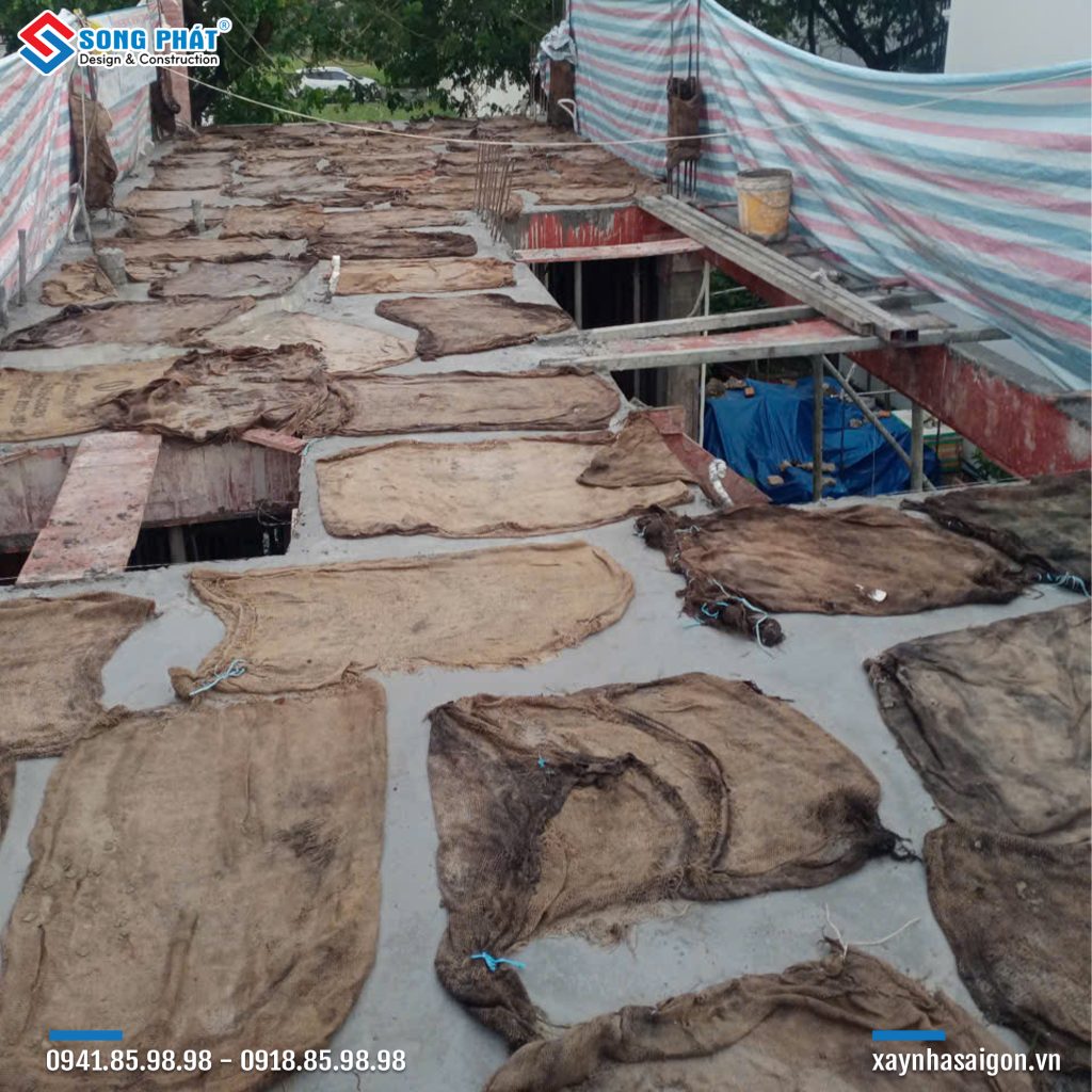 Bao che, tưới ẩm bảo dưỡng bê tông sàn 