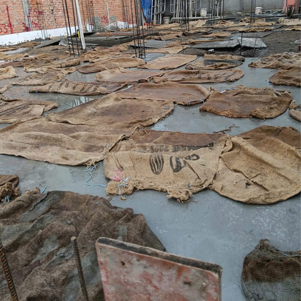 Bao che, tưới ẩm bảo dưỡng bê tông sàn 