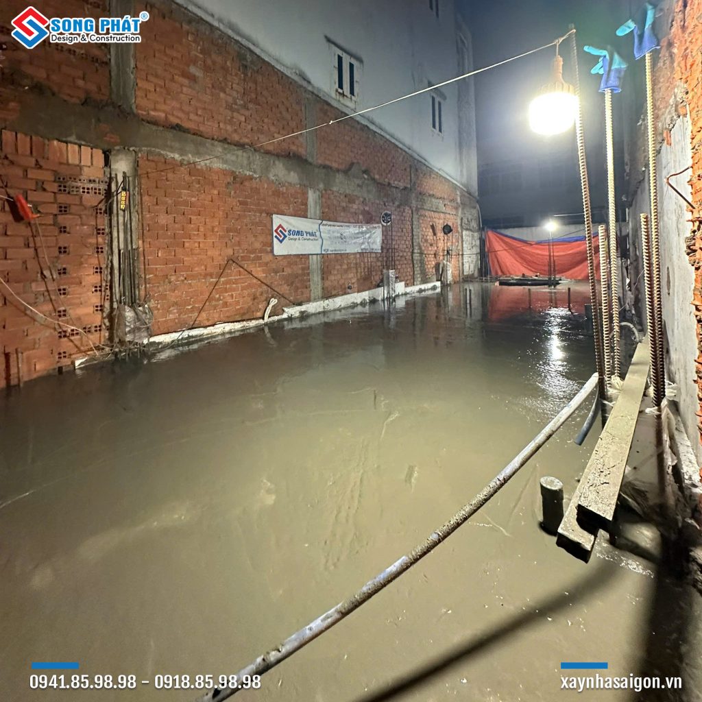 10/11 Đổ bê tông sàn lầu 1